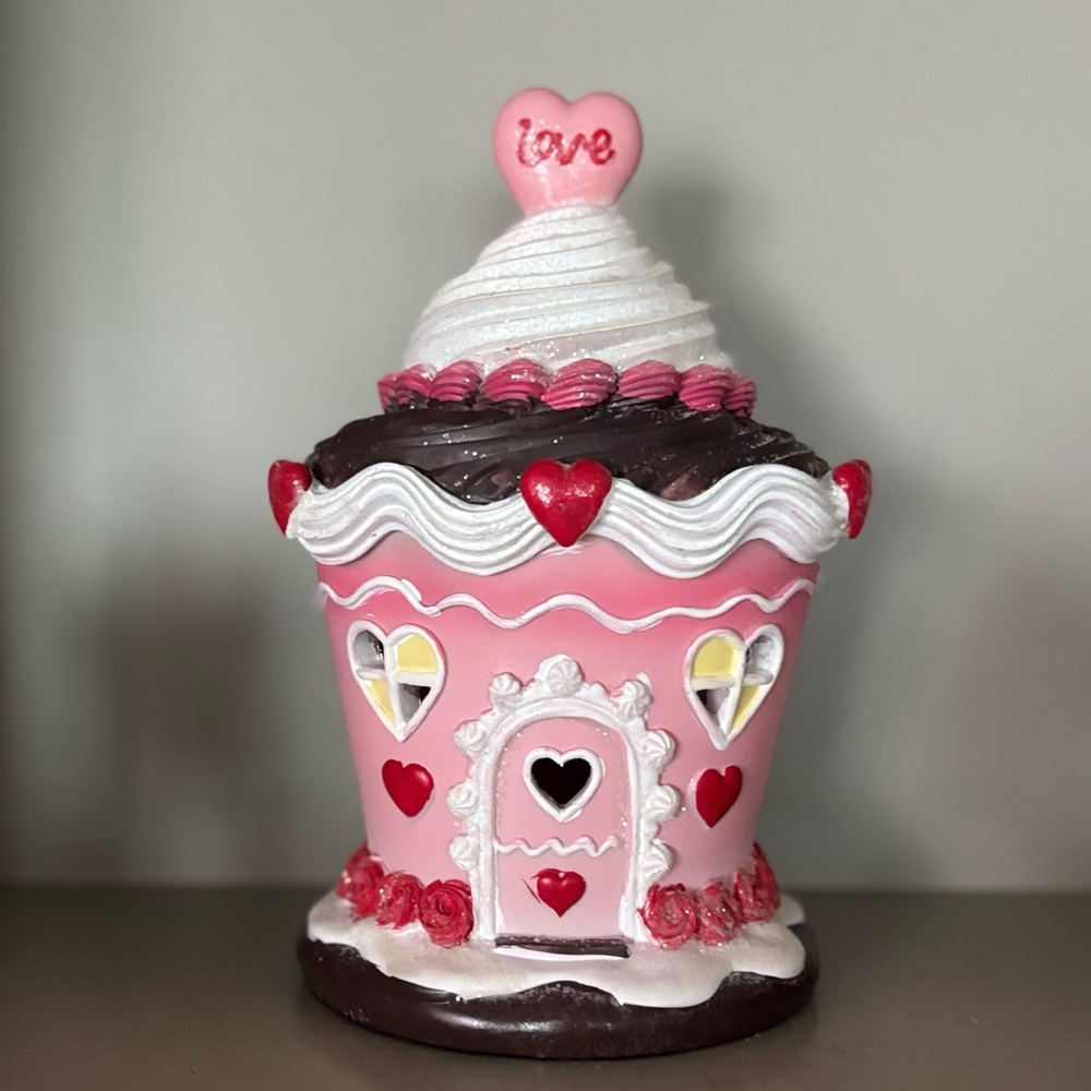 NEW CUPCAKES AND CASHMERE LIGHT UP VALENTINES GINGERBREAD HOUSE